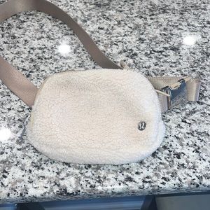Lululemon Everywhere Belt Bag - Ivory/Sherpa